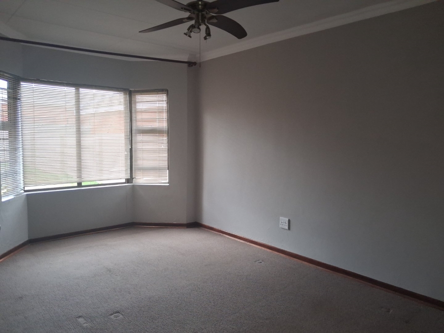 To Let 3 Bedroom Property for Rent in Hillside Free State